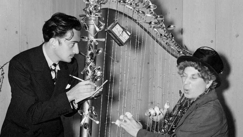 Salvador Dalí a Harpo Marx na fotografii s harfou z ostnatého drátu. Zdroj: www.dailytelegraph.com
