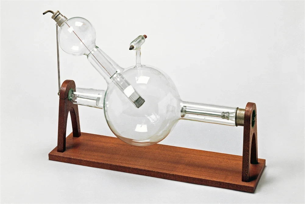 Philips koncem 20. let zahájil výrobu vlastních rentgenových lamp.