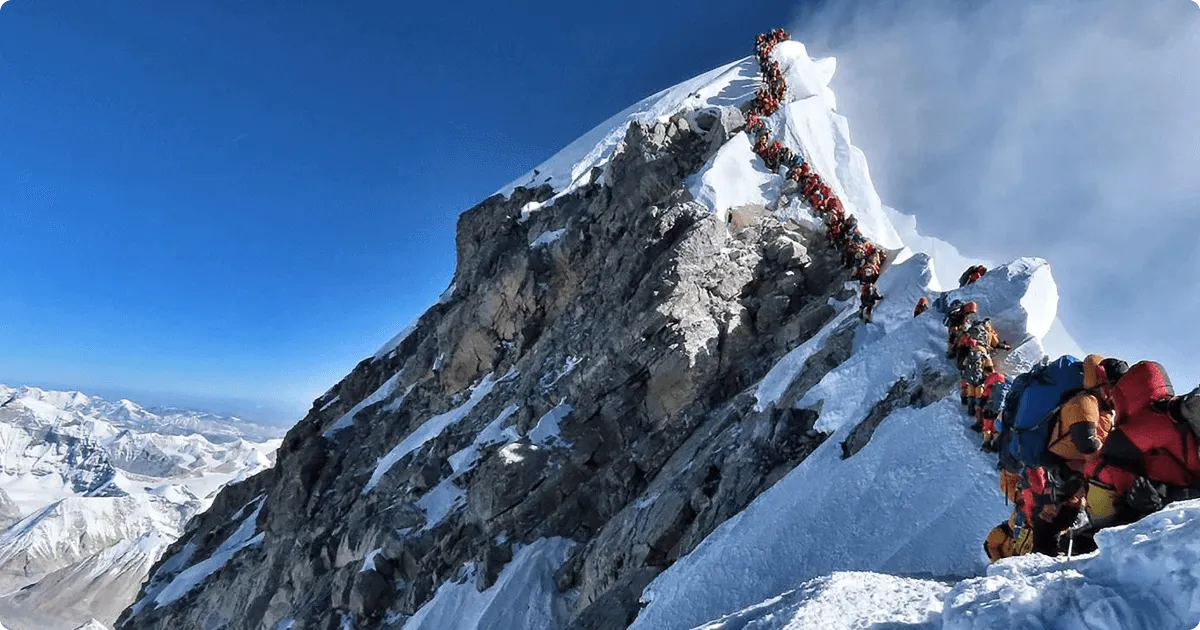 Zdolání Mt. Everestu je výzva, která ročně láká stovky lidí.