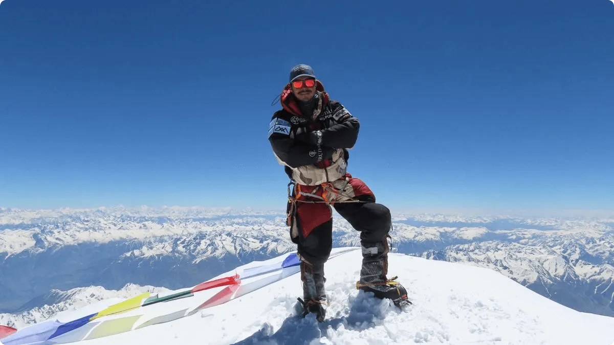 Nirmal Purja na Mt. Everestu, který pokořil spolu s 14 nejvyššími vrcholy světa během 7 měsíců.