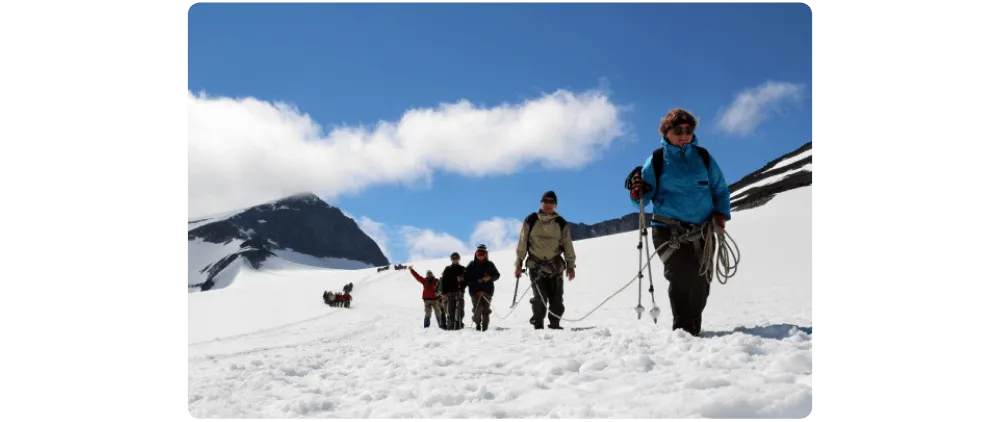 Horolezci při výstupu na Mt. Everest používají kvůli bezpečnosti lana.